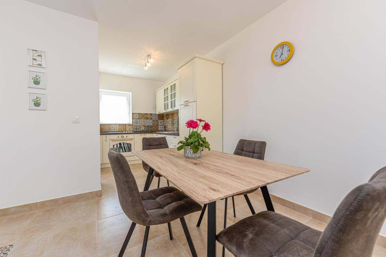 Apartments Amfora - Cozy And Modern Apartments For Up To 15 People, 100M From The Sea And Beach Стара Новаля Екстер'єр фото